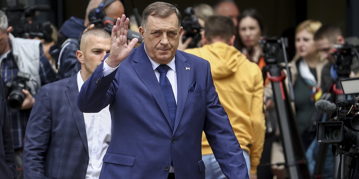 È stato revocato il mandato d’arresto per il leader serbo bosniaco Milorad Dodik, accusato di aver attaccato l’ordine costituzionale