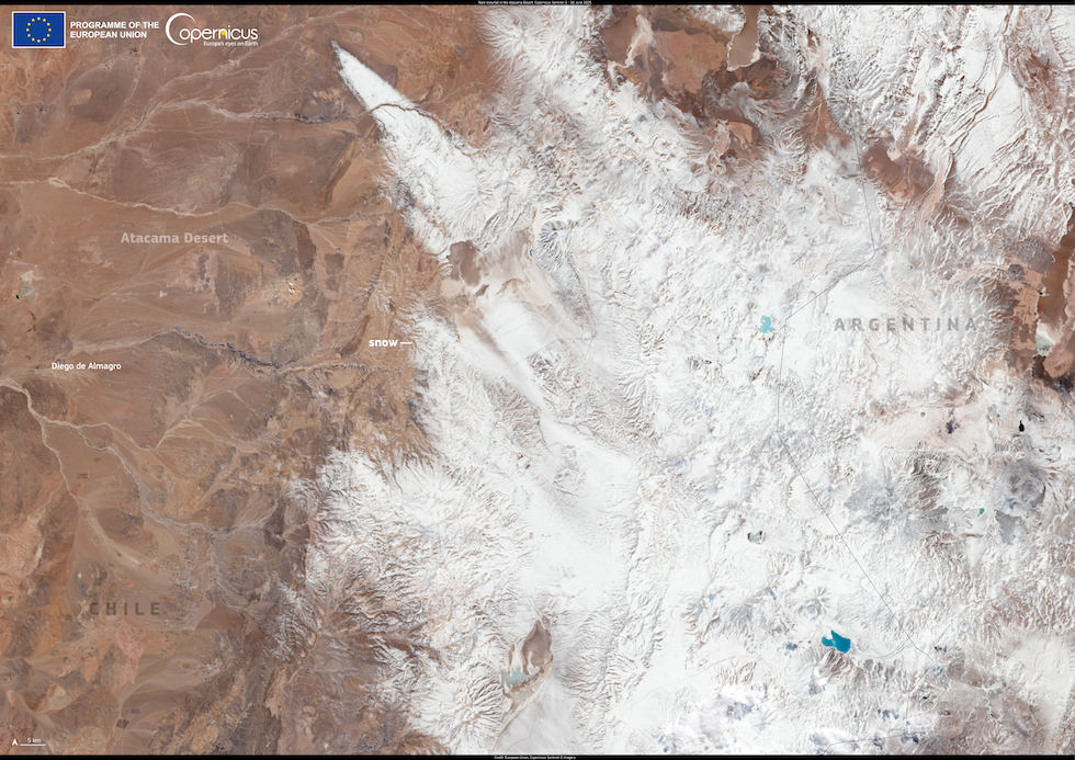 Fotografia satellitare che mostra la neve nel deserto di Atacama, al confine tra Argentina e Cile