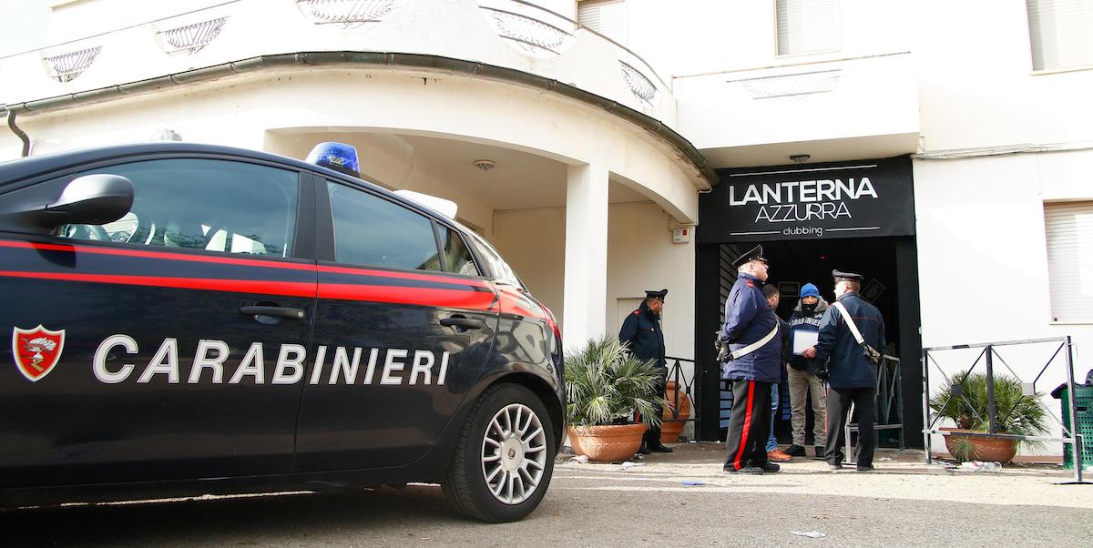 Carabinieri davanti alla discoteca Lanterna Azzurra di Corinaldo, dicembre 2018