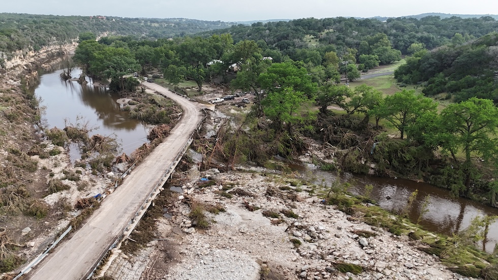 Camp Mystic visto dall'alto con un drone, dopo l'alluvione