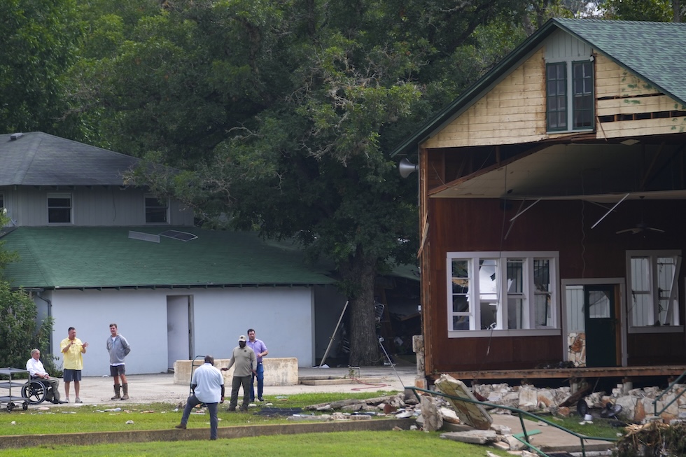 Il governatore del Texas Greg Abbott durante la visita a Camp Mystic