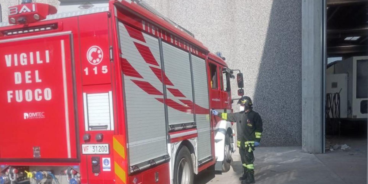 Sono in corso due incendi a Fiumicino, vicino a Roma