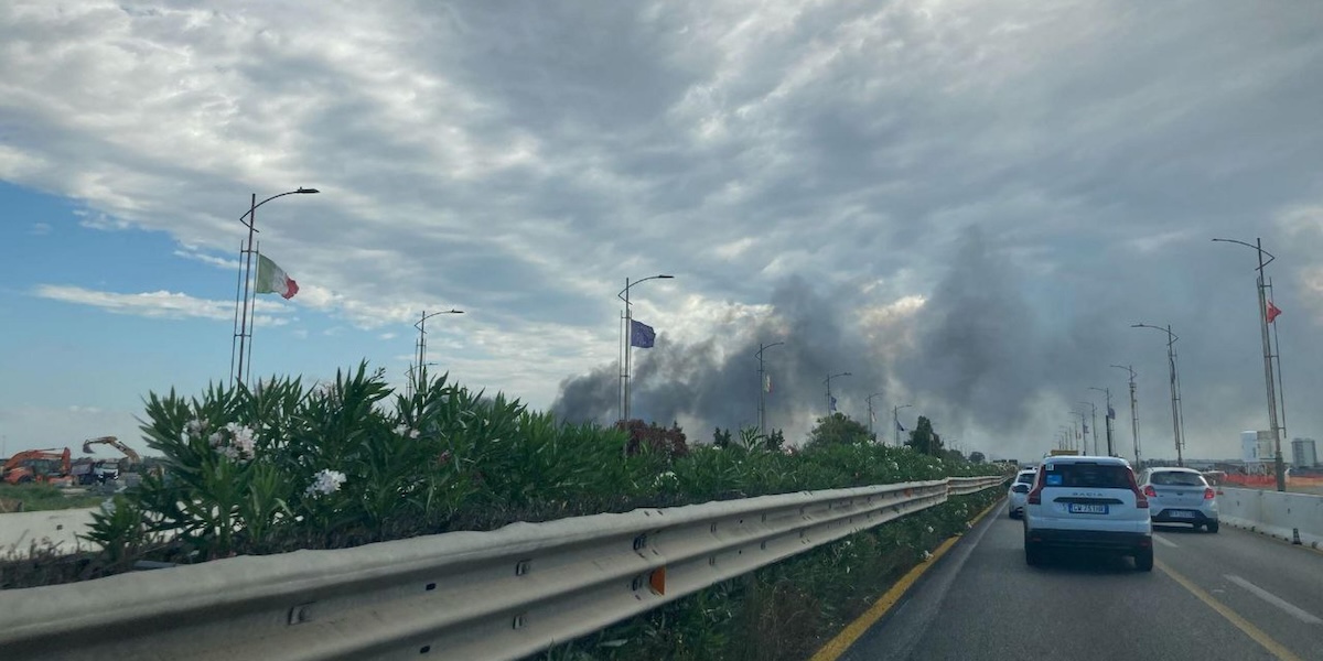 Sono in corso due incendi a Fiumicino, vicino a Roma