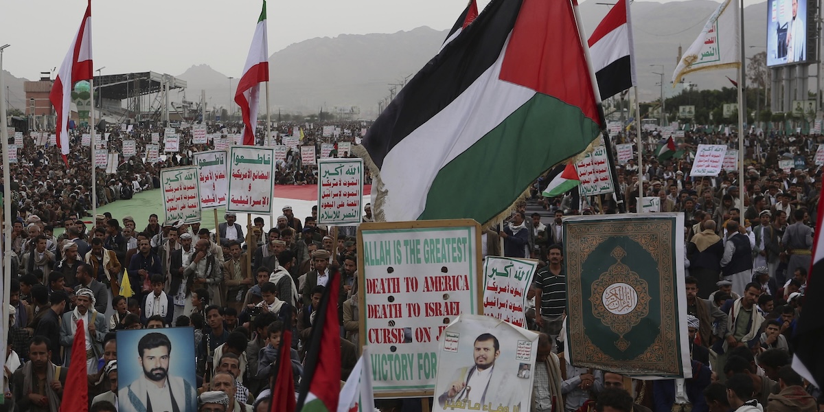 Gli Houthi hanno attaccato due navi cargo nel mar Rosso per la prima volta da metà aprile