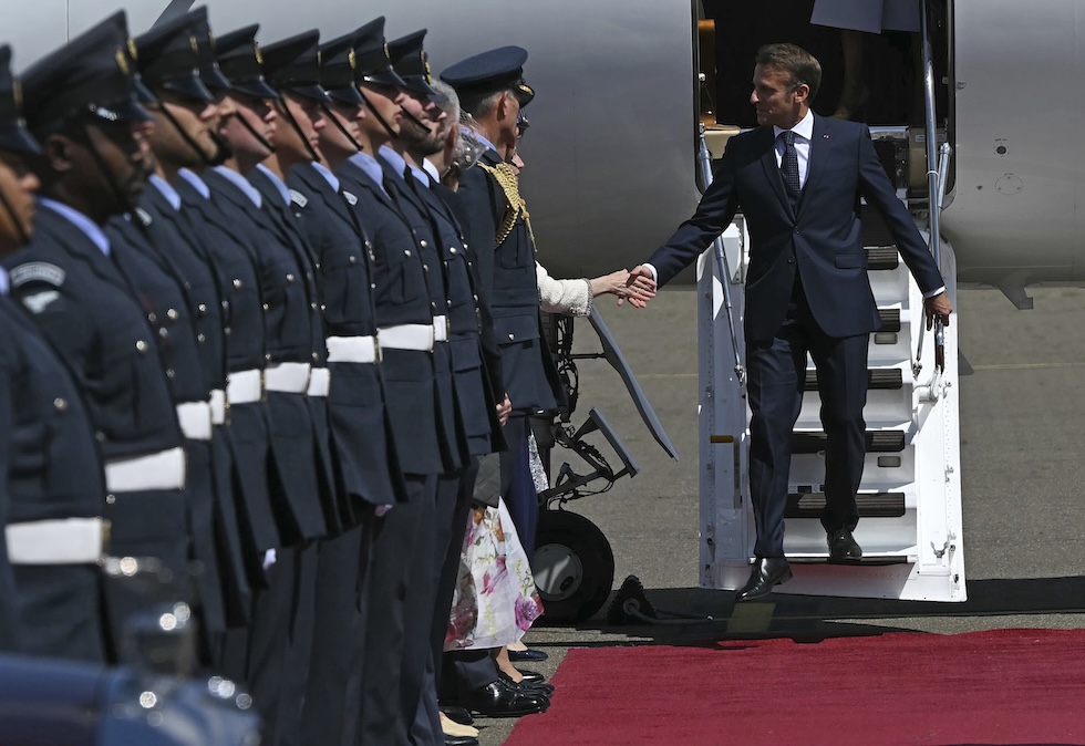 Emmanuel Macron viene accolto dopo l'atterraggio a Londra, l'8 luglio