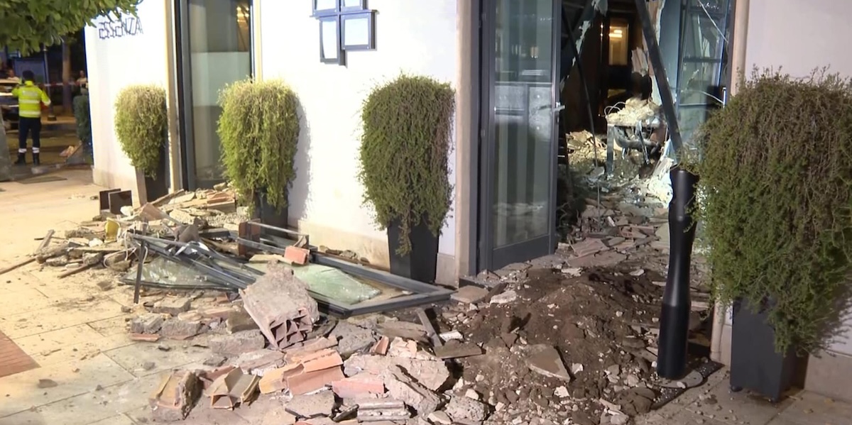 I detriti causati dal crollo del soffitto nel ristorante di Terracina (ANSA / RENATO OLIMPIO / FTJ)