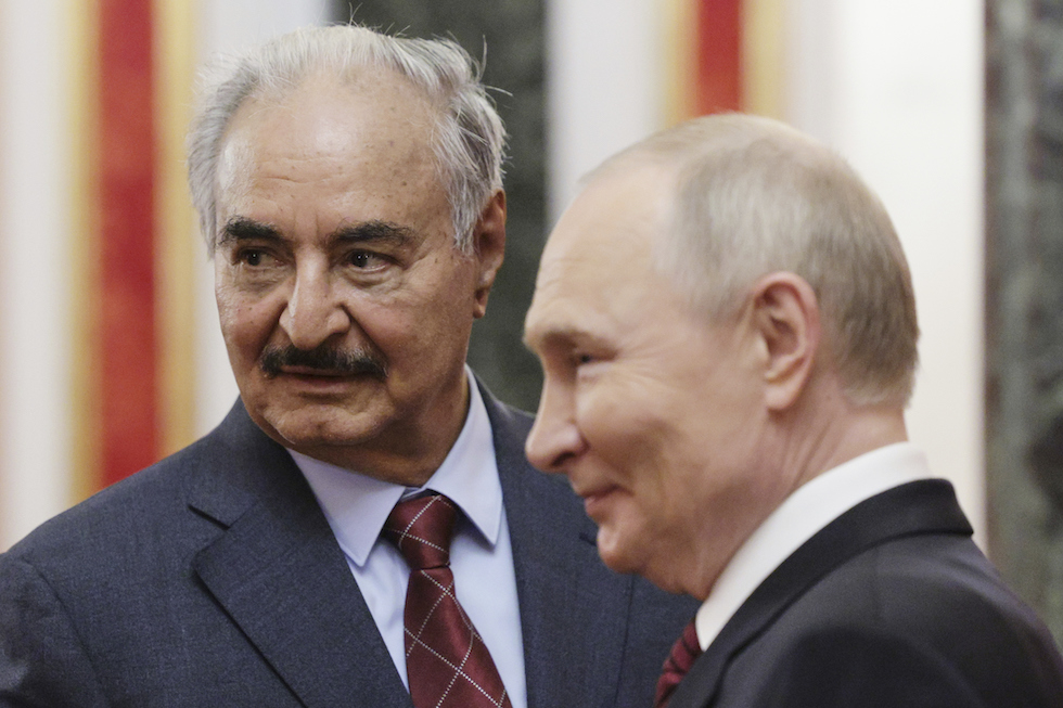 Khalifa Haftar e Vladimir Putin nel maggio 2025