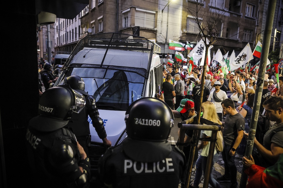 La polizia presidia l'ufficio della Commissione Europea a Sofia, durante una manifestazione del 28 giugn