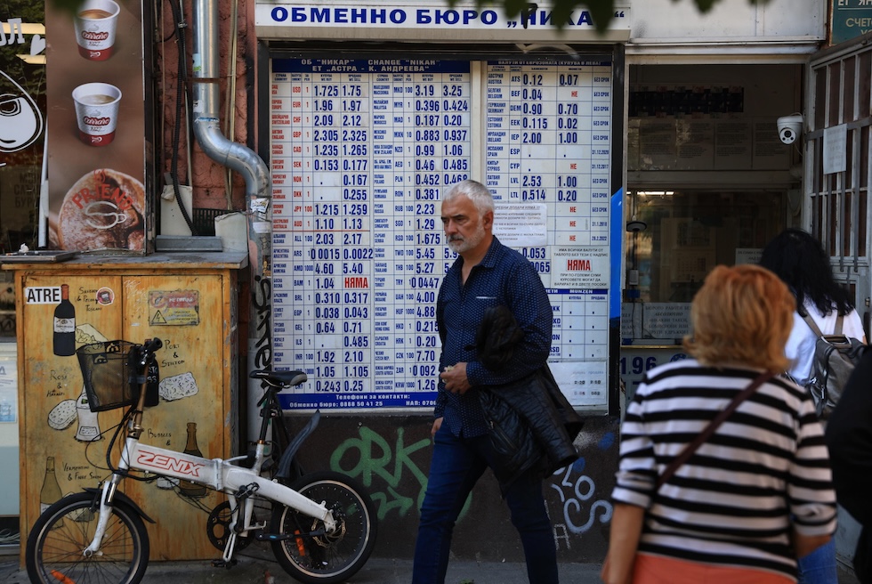 Uno sportello di cambio valuta a Sofia, il 4 giugno 