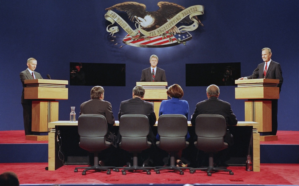 Da destra, il presidente Bush, il candidato democratico alla presidenza Bill Clinton e il candidato indipendente Ross Perot durante il primo dibattito televisivo presidenziale, 11 ottobre 1992. (AP Photo/Greg Gibson)