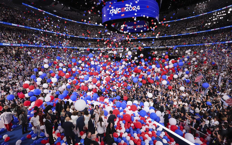 Un momento di festa durante la Convention Nazionale Democratica, 23 agosto 2024, allo United Center di Chicago. (Mike Segar/Pool via AP)