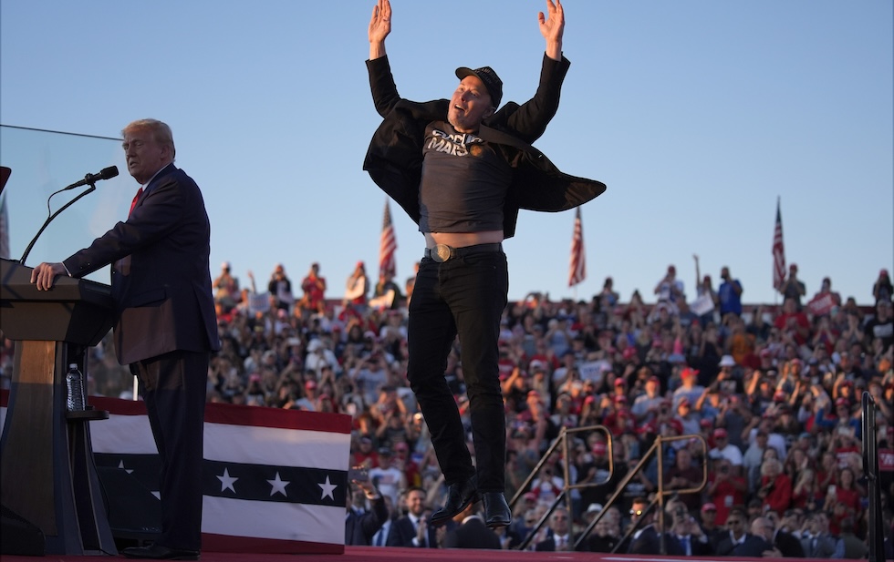 Elon Musk sul palco del comizio di Donald Trump a Butler, in Pennsylvania, 5 ottobre 2024. (AP Photo/Evan Vucci)