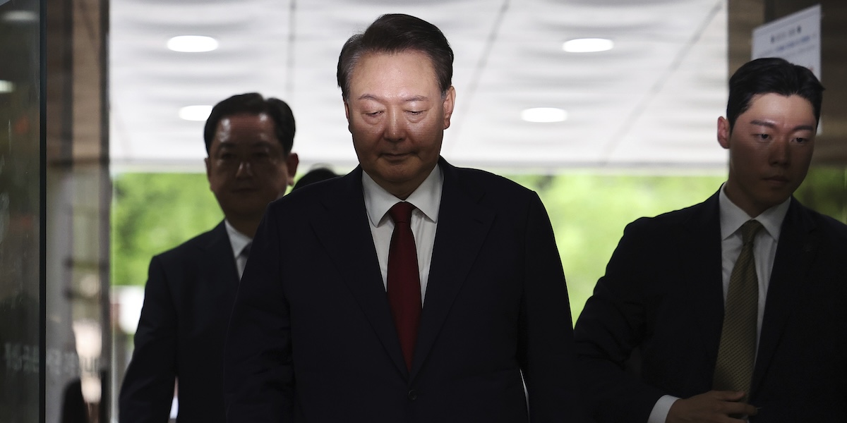 Yoon Suk-yeol, l’ex presidente della Corea del Sud accusato di insurrezione e alto tradimento, è stato arrestato di nuovo