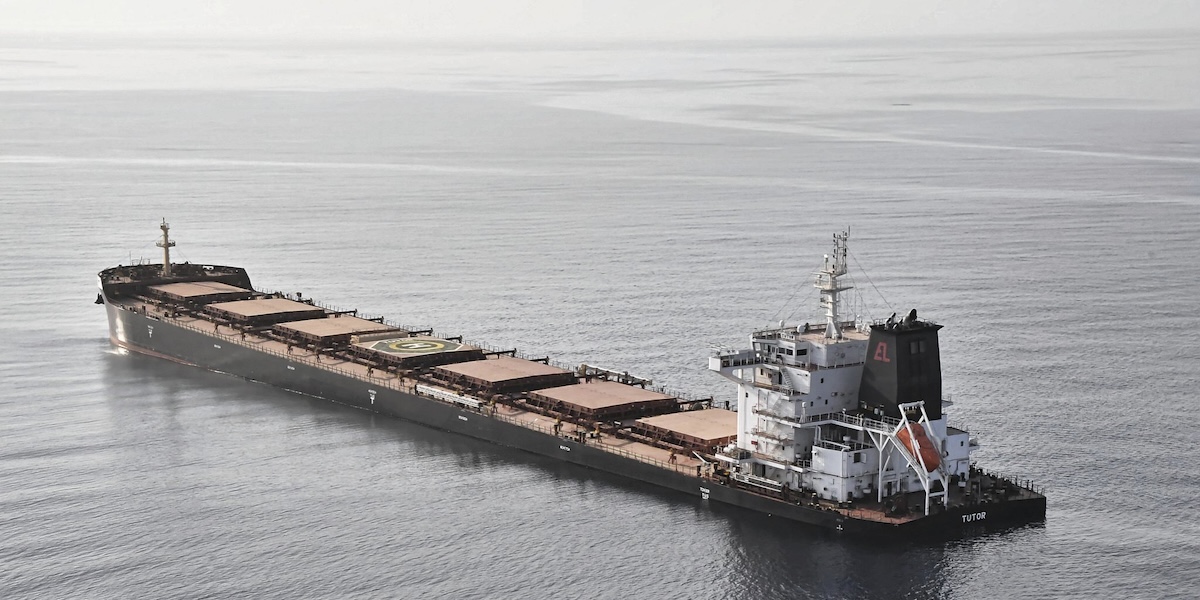 Una nave affondata dagli Houthi nel mar Rosso