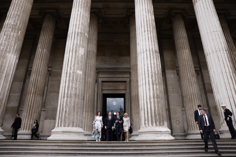 I due capi di stato e le rispettive first ladies, Brigitte Macron e Victoria Starmer, sulla scalinata del British Museum, il 9 luglio a Londra