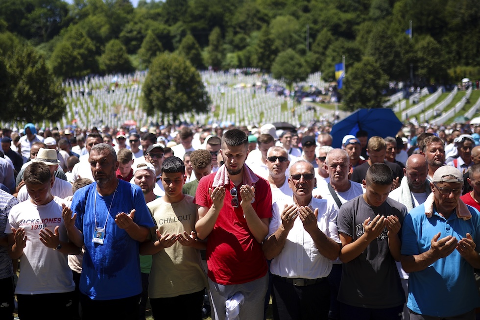 Uomini bosgnacchi pregano a Potocari, l'11 luglio 2024