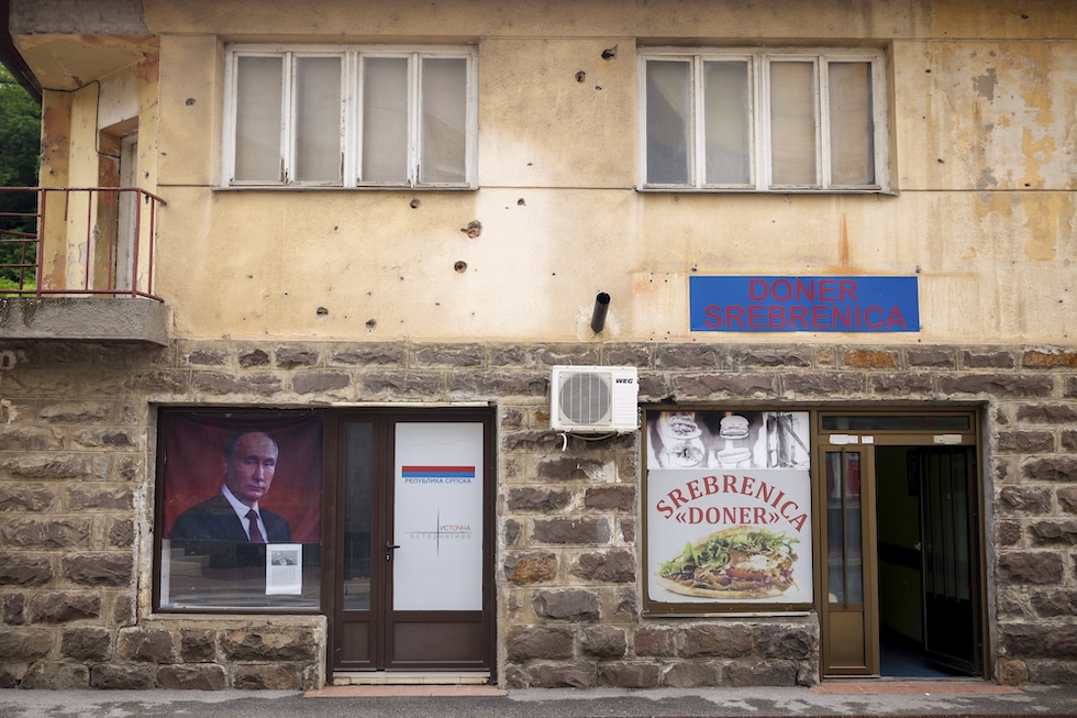 Il ritratto del presidente russo Vladimir Putin alla finestra di un edificio di Srebrenica