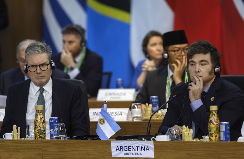 Keir Starmer e Javier Milei alla riunione del G20 a Rio de Janeiro, in Brasile, nel novembre del 2024