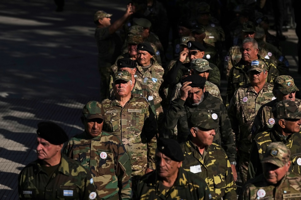 Soldati argentini durante la cerimonia per il 43esimo anniversario della guerra, il 2 aprile a Buenos Aires