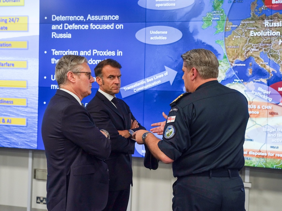 Keir Starmer ed Emmanuel Macron durante la visita alla base militare di Northwood, vicino a Londra, il 10 luglio 