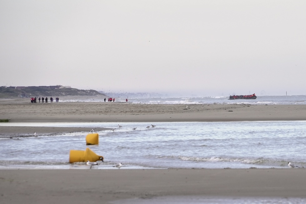 Una barca di migranti a Boulogne-sur-Mer, nel nord della Francia, il 4 luglio