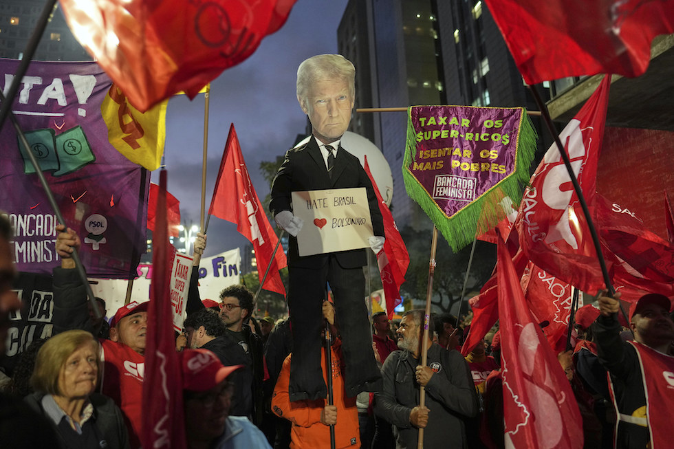 Una protesta a San Paolo, in Brasile, dopo le minacce sui dazi di Trump, 10 luglio 2025 