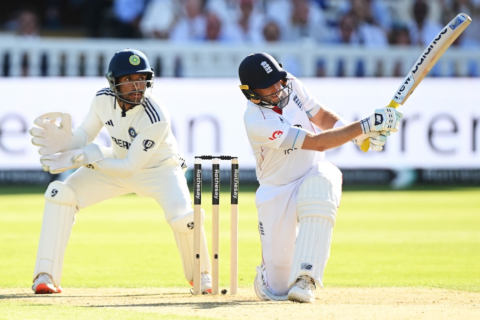 Il battitore inglese Joe Root con dietro il caratteristico wicket, 10 luglio 2025 (Clive Mason/Getty Images)