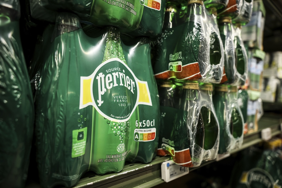 Una cassa di Perrier in un supermercato francese, il 19 maggio