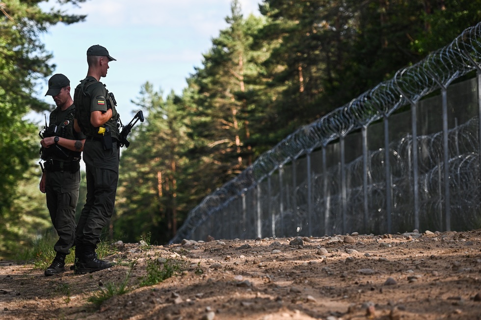 Due poliziotti della guardia di frontiera lituana al confine tra Lituania e Bielorussia