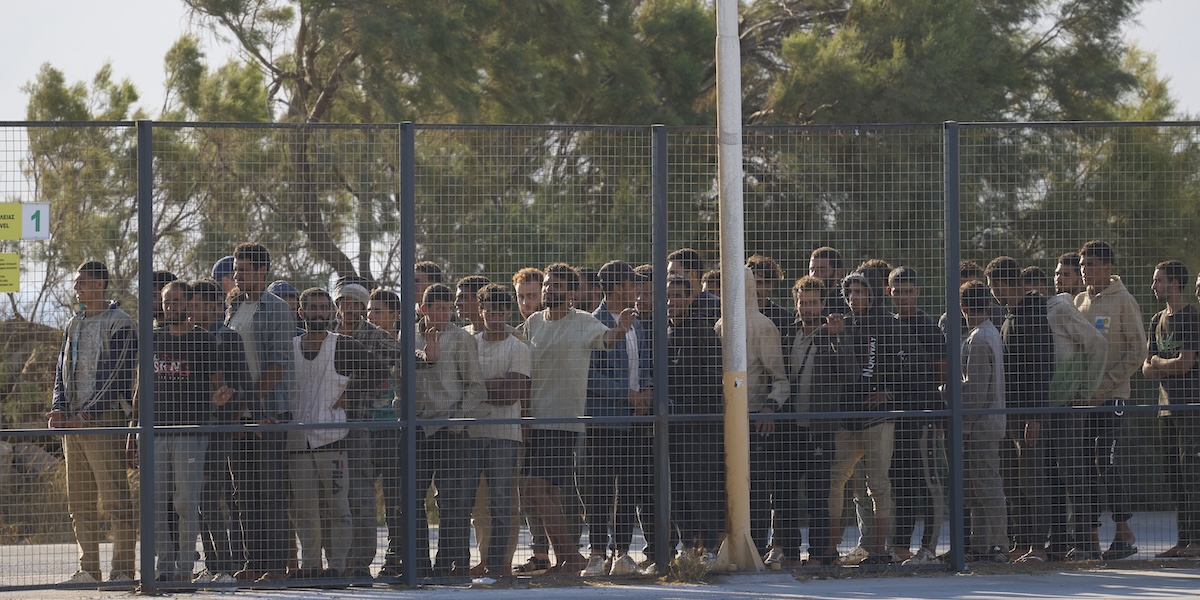 Il parlamento greco ha approvato la sospensione di tre mesi delle domande d’asilo dei migranti che partono dal Nord Africa