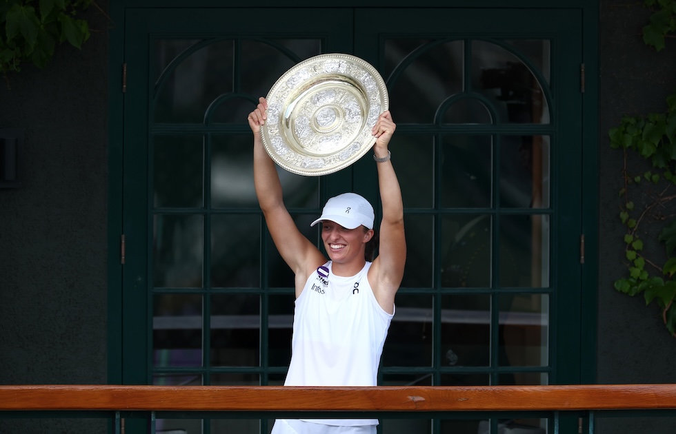 Iga Swiatek alza il trofeo di Wimbledon, 12 luglio 2025 (Dan Istitene/Getty Images)