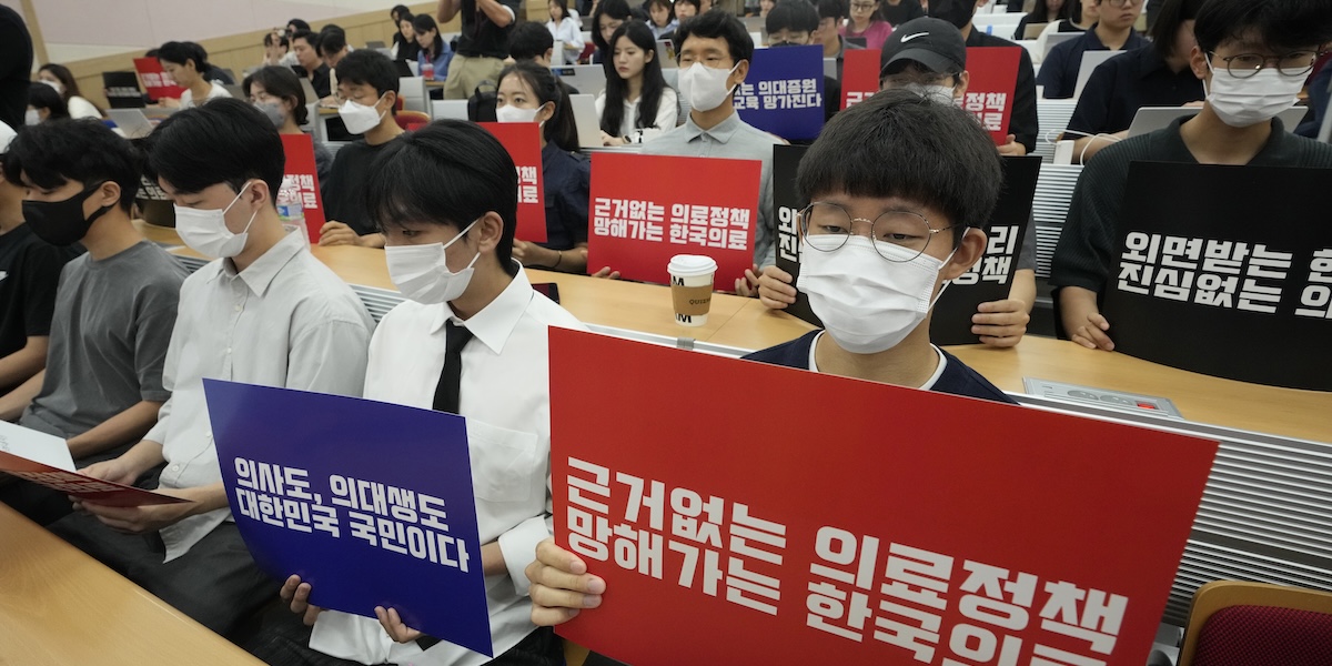 Dopo un anno, gli studenti di medicina in Corea del Sud hanno smesso di protestare contro l’aumento dei posti nelle università