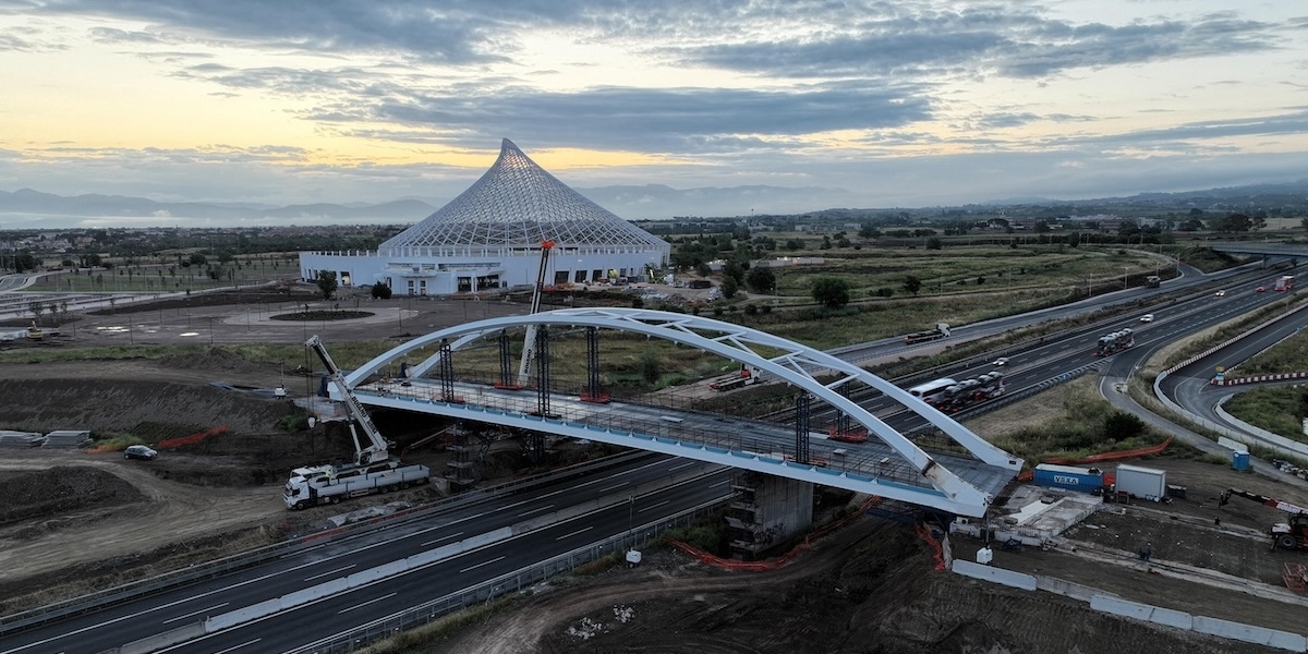 Il ponte ad arco sull’autostrada A1 a Tor Vergata e la Vela di Calatrava, Roma, 24 maggio 2025