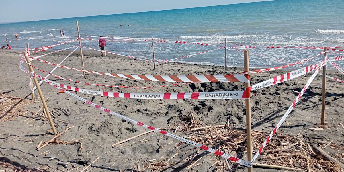 Il padre del ragazzo morto in spiaggia a Montalto di Castro, nel Lazio, è indagato per omicidio colposo