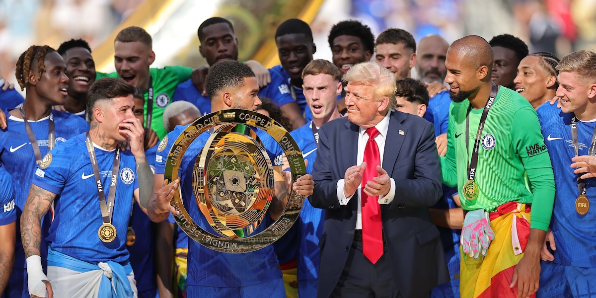 Leggi l'articolo: Il momento imbarazzante in cui Trump è rimasto sul palco durante la premiazione del Chelsea al Mondiale per club