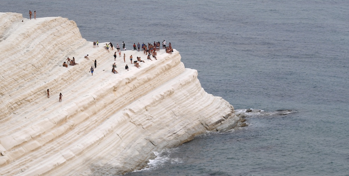Alcune persone sulla Scala dei Turchi nel 2021 (AP Photo/Salvatore Cavalli)