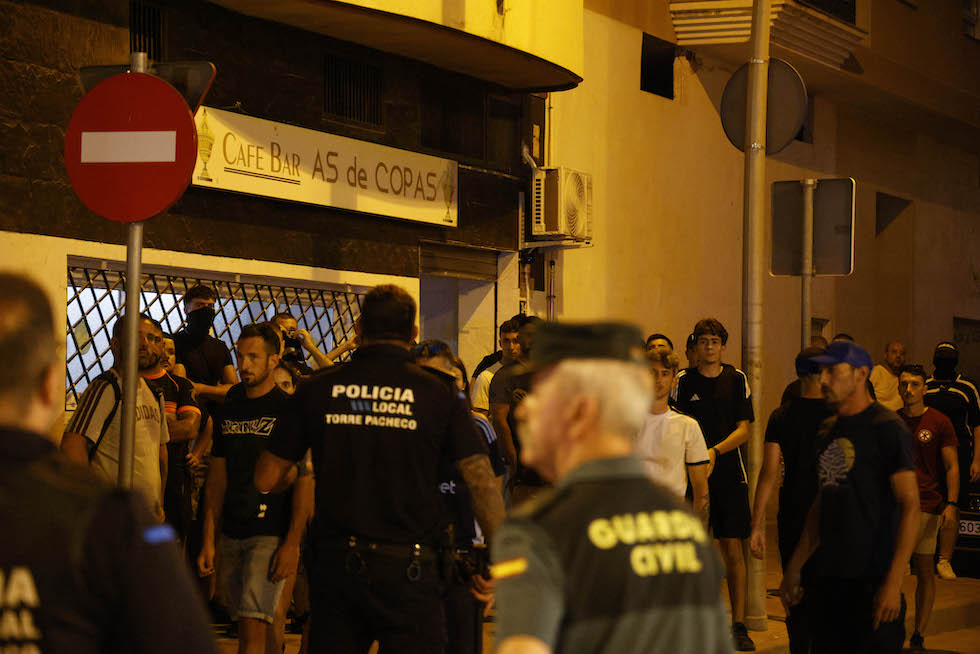 Polizia e manifestanti di estrema destra a Torre Pacheco, il 12 luglio 2025 