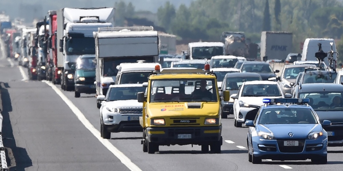 C’è stato un grave incidente sull’autostrada A1: tre persone sono morte e il traffico è rallentato nel tratto tra Firenze e Bologna