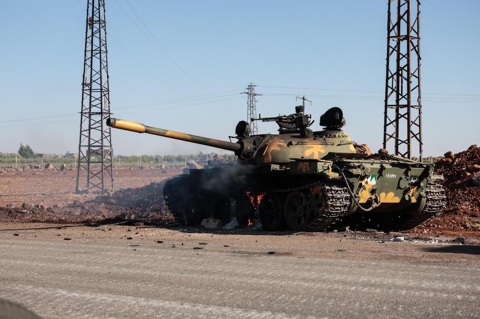 Un carro armato delle forze di sicurezza siriane distrutto dai bombardamenti israeliani 