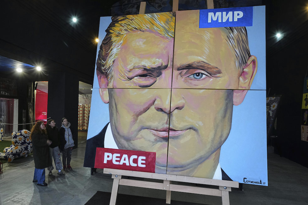 Un'opera di un artista russo che combina le facce di Trump e Putin