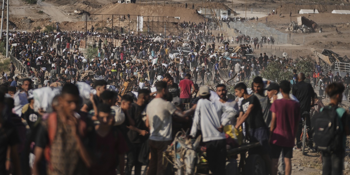 Almeno 20 palestinesi sono stati uccisi nella calca attorno a un punto di distribuzione del cibo a Khan Yunis, nella Striscia di Gaza
