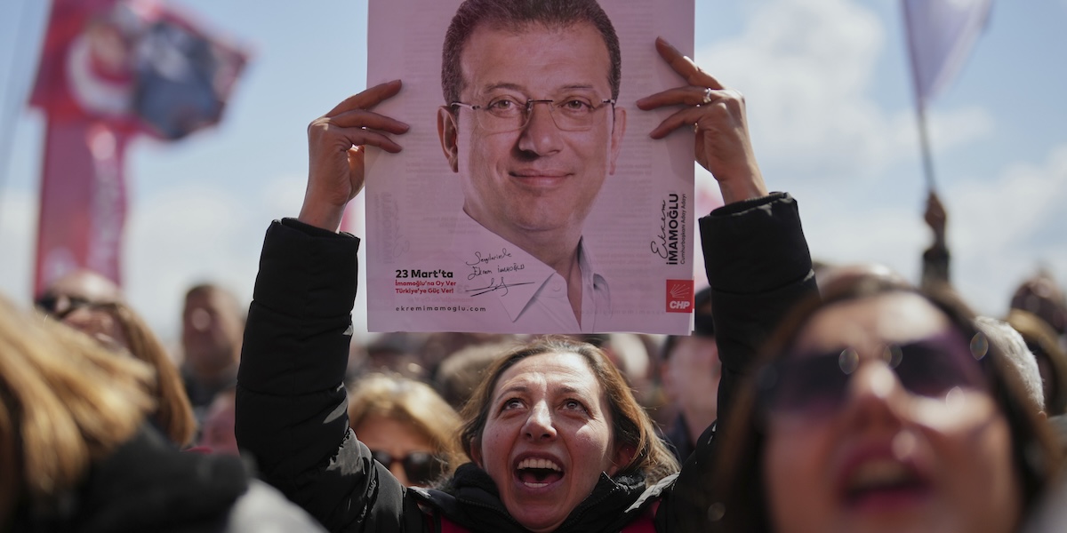 L’ex sindaco di Istanbul Ekrem Imamoglu è stato condannato a 1 anno e 8 mesi di carcere per insulti e minacce a pubblico ufficiale