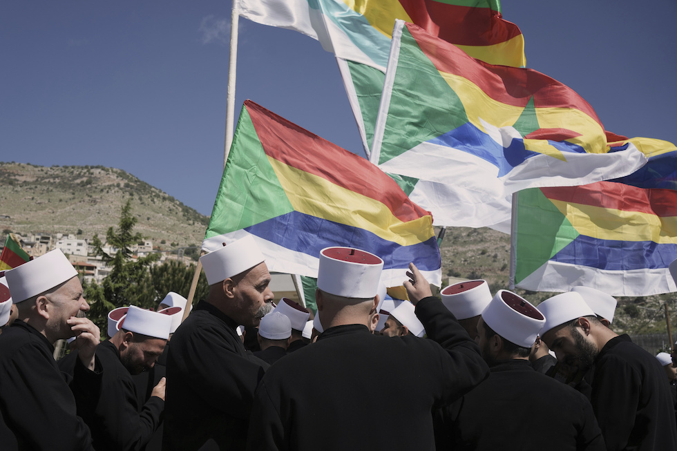Uomini drusi protestano al confine tra Israele e Siria, 25 aprile 2025