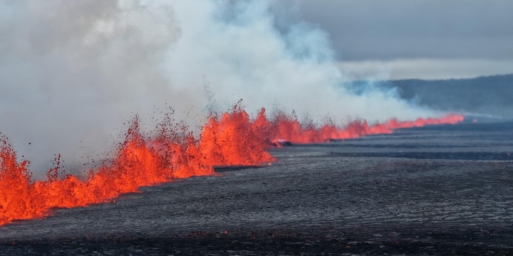 È eruttato nuovamente il vulcano nella penisola di Reykjanes, in Islanda: sono stati evacuati un piccolo paese e un centro termale
