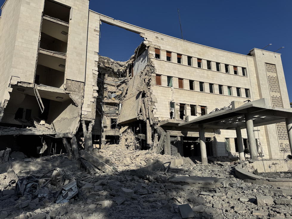 L'edificio del ministero della Difesa a Damasco danneggiato dai bombardamenti israeliani