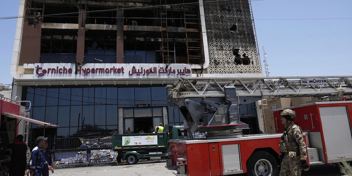 Almeno 69 persone sono morte nell’incendio di un centro commerciale nell’est dell’Iraq