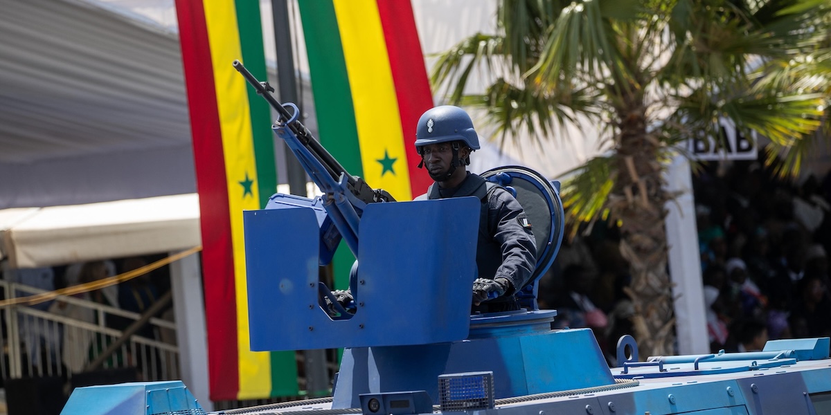 La Francia ha ceduto al Senegal l’ultima base militare in cui aveva ancora dei soldati, che ora lasceranno gradualmente il paese