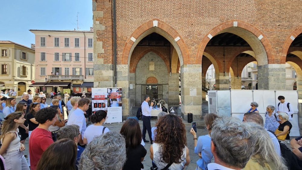 Leggi l'articolo: Una finta cella carceraria nella piazza più importante di Monza