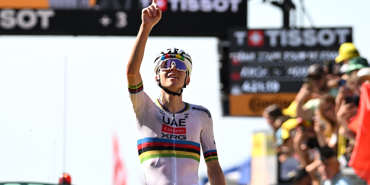 Tadej Pogačar ha vinto la 12ª tappa del Tour de France con oltre due minuti di vantaggio su Jonas Vingegaard, secondo al traguardo