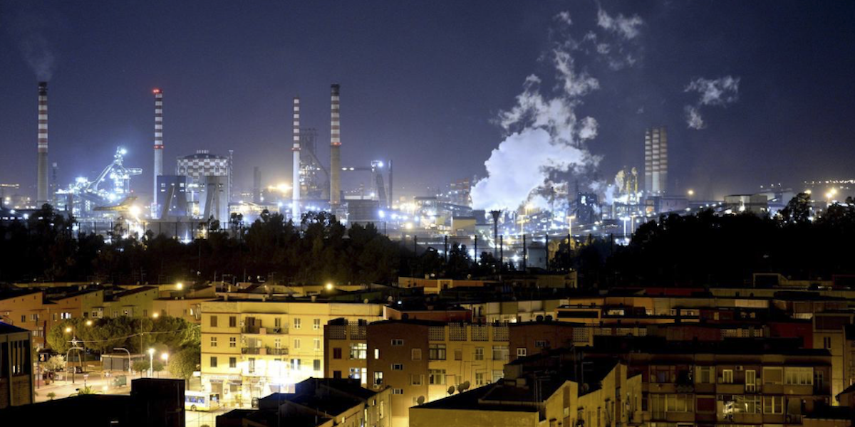 L'ex ILVA vista dai tetti del quartiere Tamburi, il 23 settembre 2013 (ANSA/CIRO FUSCO)